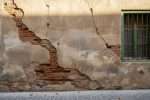 Fissure en escalier non structurelle : causes et solutions